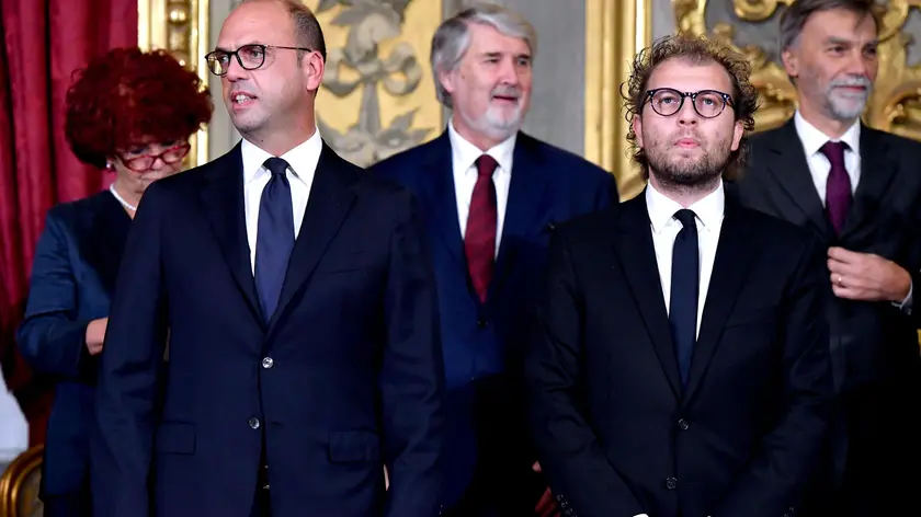 Da sinistra: i ministri Angelino Alfano (Esteri) e Luca Lotti (Sport) nel salone delle Feste del Quirinale per il giuramento, Roma, 12 dicembre 2016. ANSA/ETTORE FERRARI