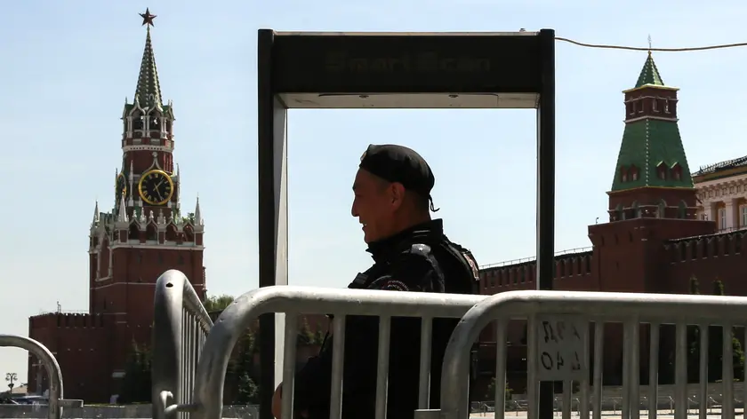 epa11366417 A police officer stands guard beside a metal detector near the closed Red Square during a warm day in Moscow, Russia, 24 May 2024. EPA/YURI KOCHETKOV