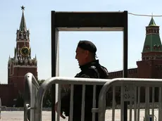 epa11366417 A police officer stands guard beside a metal detector near the closed Red Square during a warm day in Moscow, Russia, 24 May 2024. EPA/YURI KOCHETKOV