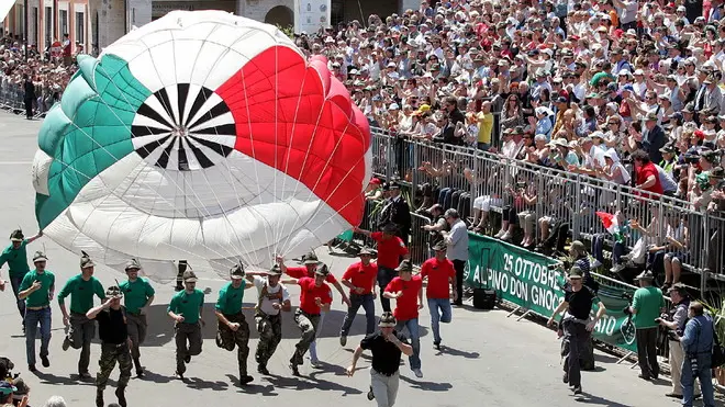 20090510 - LATINA - POL - ALPINI: LA RUSSA TRA PENNE NERE, CANTANO L'INNO D'ITALIA. Un momento della 82/ma adunata nazionale delle Penne Nere, stamani a Latina. Hanno sfilato tra l'abbraccio della gente comune e sotto gli occhi del ministro della Difesa Ignazio La Russa e del presidente della Camera Gianfranco Fini circa 80 mila alpini provenienti da tutte le sezioni italiane dell' Associazione nazionale alpini, in occasione della adunata a Latina alla quale partecipano oltre 300 mila Penne Nere. Aperta dalle formazioni delle Penne Nere che vivono nei luoghi storicamente legati agli Alpini (Piemonte, Friuli, Trentino Alto Adige e Liguria), la sfilata proseguira' tutto il giorno: tanto servira' perche' tutti i partecipanti possano portare le proprie bandiere sul percorso sotto gli occhi ammirati delle persone. ANSA/ENRICO DE VITIIS/DRN