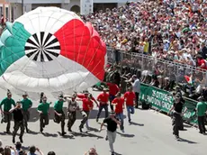 20090510 - LATINA - POL - ALPINI: LA RUSSA TRA PENNE NERE, CANTANO L'INNO D'ITALIA. Un momento della 82/ma adunata nazionale delle Penne Nere, stamani a Latina. Hanno sfilato tra l'abbraccio della gente comune e sotto gli occhi del ministro della Difesa Ignazio La Russa e del presidente della Camera Gianfranco Fini circa 80 mila alpini provenienti da tutte le sezioni italiane dell' Associazione nazionale alpini, in occasione della adunata a Latina alla quale partecipano oltre 300 mila Penne Nere. Aperta dalle formazioni delle Penne Nere che vivono nei luoghi storicamente legati agli Alpini (Piemonte, Friuli, Trentino Alto Adige e Liguria), la sfilata proseguira' tutto il giorno: tanto servira' perche' tutti i partecipanti possano portare le proprie bandiere sul percorso sotto gli occhi ammirati delle persone. ANSA/ENRICO DE VITIIS/DRN