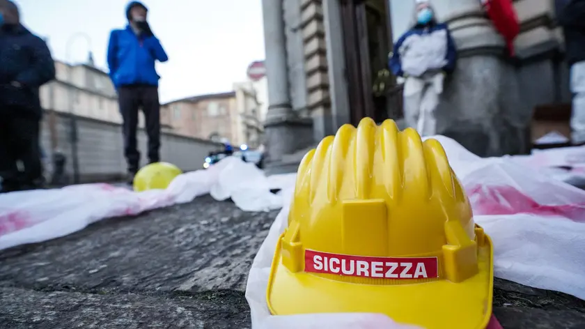 Il presidio dei sindacati di base contro le morti sul lavoro dopo la tragedia di via Genova davanti all'Ispettorato del Lavoro, Torino, 20 dicembre 2021. ANSA/JESSICA PASQUALON