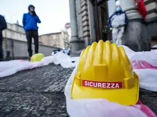 Il presidio dei sindacati di base contro le morti sul lavoro dopo la tragedia di via Genova davanti all'Ispettorato del Lavoro, Torino, 20 dicembre 2021. ANSA/JESSICA PASQUALON