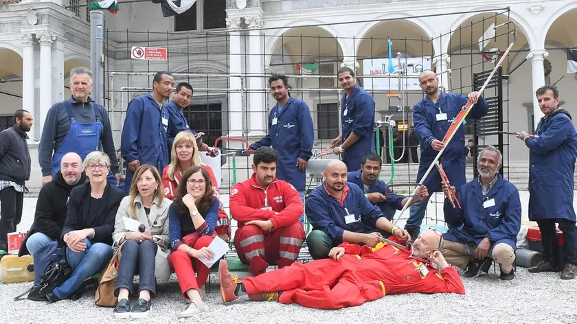 Udine 13 Maggio 2017. Richiedenti asilo Artigiani Idraulici in piazza Primo Maggio. Foto Petrussi