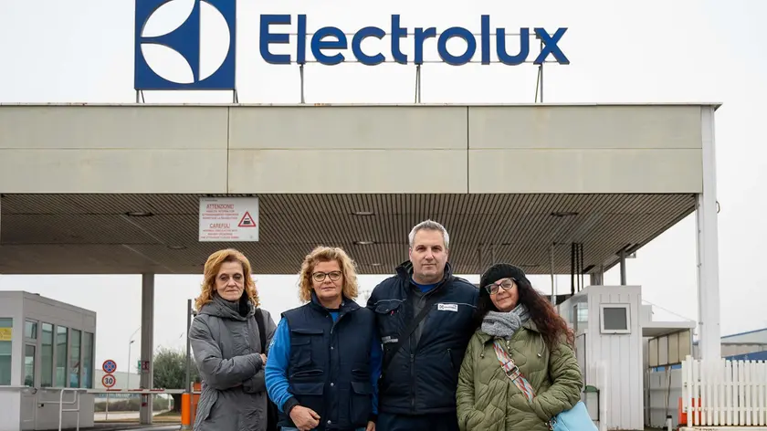 I dipendenti a Porcia fuori dalla fabbrica (Foto Brisotto/Petrussi)