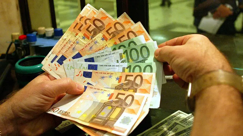 Alcune banconote in una foto di archivio. Nel 2011 il Fisco ha incassato dal recupero dell'evasione 12,7 miliardi di euro, il 15,5% in piu' rispetto al 2010. Lo comunica l'Agenzia delle Entrate.ANSA/ ETTORE FERRARI