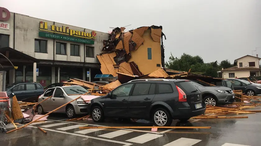 Danni a un edificio commerciale a San Vito al Tagliamento, in provincia di Pordenone, a causa del maltempo. Sono 100 gli interventi in cui sono impegnati i vigili del fuoco di Udine a causa del maltempo, una cinquantina invece le chiamate di soccorso già pervenute nell'ultim'ora ai vigili di Pordenone. Le violente piogge, accompagnate da forti raffiche di vento, hanno provocato la caduta di alberi, pali e altri ostacoli sulle strade. Pordenone, 10 agosto 2017. ANSA/ LORENZO PADOVAN..
