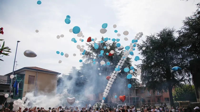 I funerali di Omar Bassi, il ragazzo di 23 anni morto il 5 agosto a Reggio Calabria, dove era in vacanza, dopo essere stato vittima di un pestaggio in una discoteca di Origgio, nel Varesotto, un paio di settimane prima, nella chiesa parrocchiale Sant'Antonio da Padova di Bollate (Milano), 12 agosto 2024. ANSA/ SERGIO PONTORIERO