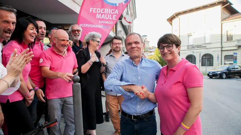 La stretta di mano tra Federica Maule e il sindaco Andrea Balducci (foto Katia Bonaventura)