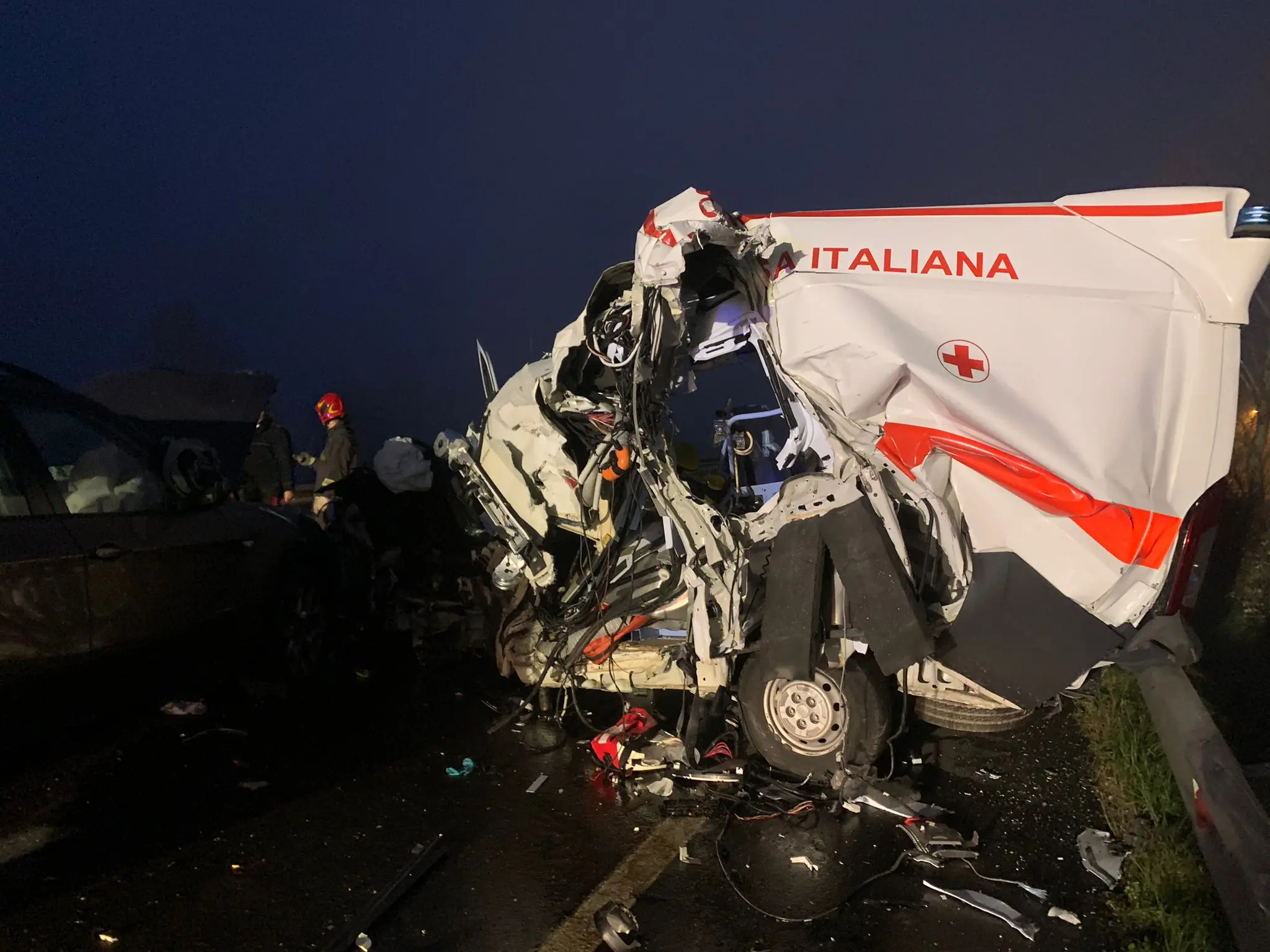 Un terribile incidente è costato la vita a tre persone oggi, martedì 2 gennaio, lungo la Cimpello-Sequals, all’altezza di Zoppola. A scontrarsi sono stati un’ambulanza della croce rossa, un Suv Bmw X5 e un camion. Il bilancio è tragico: cinque persone coinvolte, tre vittime e due feriti ricoverati in ospedale. Tra le ipotesi al vaglio un’invasione di corsia in un tratto di carreggiata contrassegnato dalla linea continua la causa dell'incidente. Ancora al lavoro le forze dell'ordine nonostante l'arrivo del buio: le immagini dal luogo dell'incidente © Foto Brisotto/Petrussi