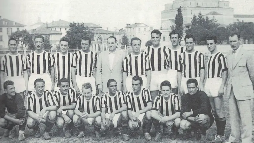 Boscolo, terzo in piedi da sinistra, con la maglia dell’Udinese
