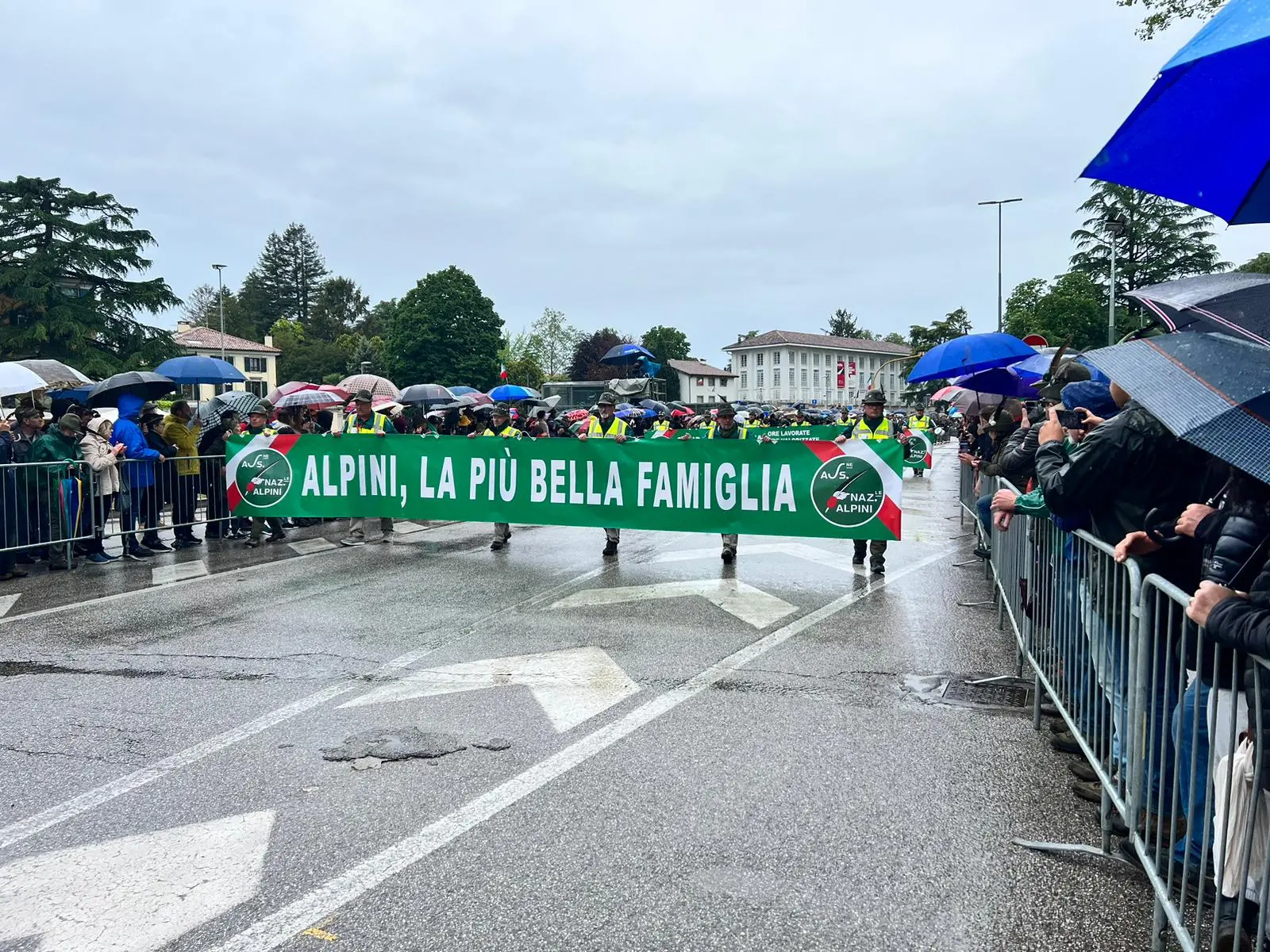 Tantissima emozione per la sfilata degli alpini: marciano 70 mila penne nere. Presente anche il presidente del consiglio, Giorgia Meloni, che ha indossato il cappello da alpino. Ad aprire il corteo lo striscione dell'Adunata (Alpini, la più bella famiglia) seguiti dalla Fanfara della Julia e dal gonfalone di Udine. Dopo in marcia le portatrici carniche, uno striscione dedicato a Cainero e il labaro con il ministro della Difesa Crosetto (Foto Petrussi, Seu, Cescon)