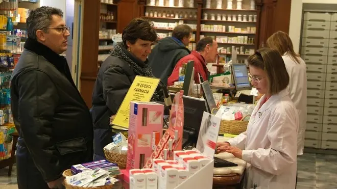 Bumbaca Gorizia Farmacia Marzini con gente