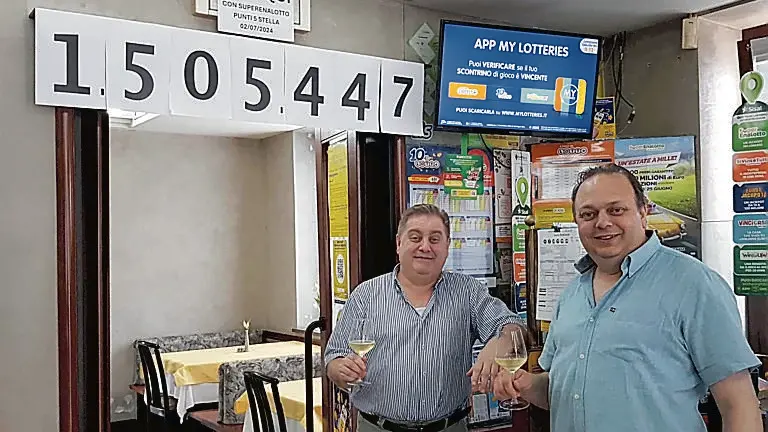 I titolari della ricevitoria brindano con la cifra posta a grandi caratteri