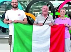 Il fratello Lorenzo, il papà Luciano e la mamma Paola