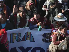 epa11620998 Bolivia's former President Evo Morales (C) takes part in a march at the entrance to La Paz, Bolivia, 23 September 2024. The march led by Evo Morales through the highlands of Bolivia arrived in La Paz, under the slogans of 'Evo president!' and 'Lucho (Arce) traitor!'. EPA/LUIS GANDARILLAS