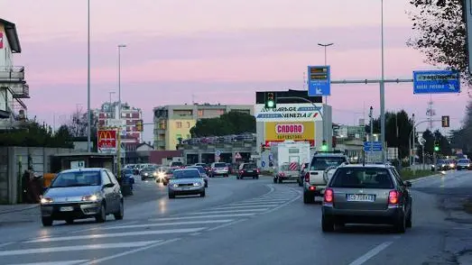 foto missinato - semaforo vicino garage venezia