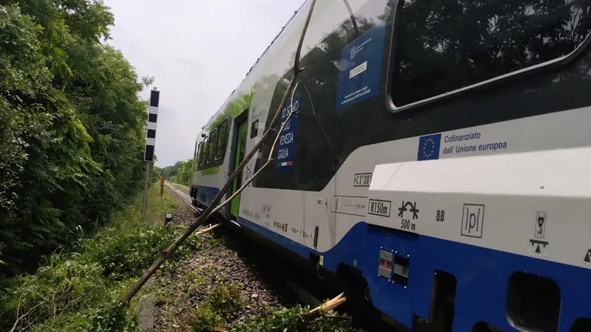 Il treno rimasto bloccato sulla Maniago-Sacile