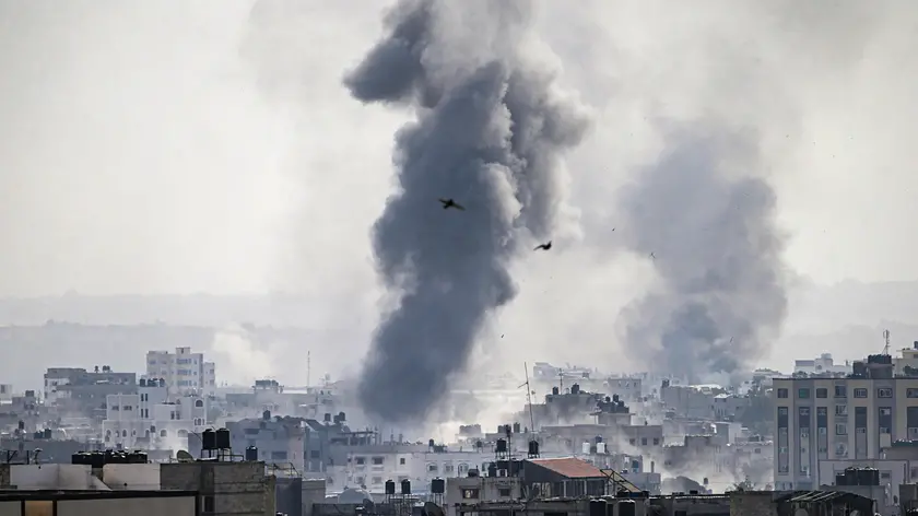 epa10948909 Smoke billows from residential buildings after Israeli air strikes in the Tel al-Hawa neighborhood in Gaza City, 30 October 2023. The IDF struck over 600 militant targets over the past few days as it continued to 'expand ground operations' in the Gaza Strip, the Israel Defense Forces (IDF) said on 30 October. More than 8,000 Palestinians and at least 1,400 Israelis have been killed, according to the Israel Defense Forces (IDF) and the Palestinian health authority, since Hamas militants launched an attack against Israel from the Gaza Strip on 07 October, and the Israeli operations in Gaza and the West Bank which followed it. EPA/MOHAMMED SABER