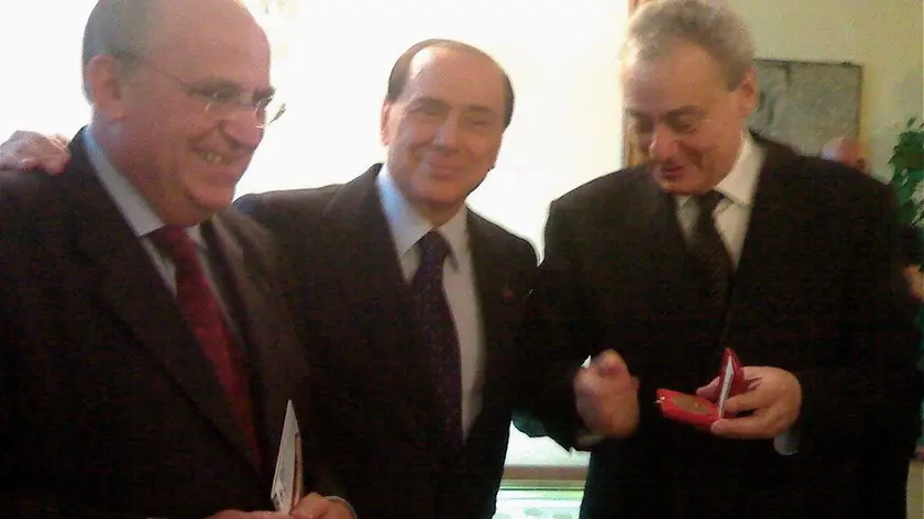 Da sinistra, in una foto del 2011, Ferruccio Saro, Silvio Berlusconi e Roberto Antonione