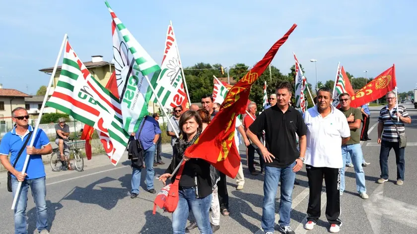 Porto Nogaro 18 settembre 2014 PROTESTA operai Telefoto Copyright Petrussi Foto Turco Massimo