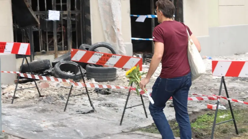 È di tre morti e tre feriti, secondo quanto riferiscono i vigili del fuoco di Milano, il bilancio di un incendio divampato ieri in una autofficina a Milano, in via Fra Galgario 8. Le vittime si trovavano all'interno di un appartamento al terzo piano dell'edificio in cui è sviluppato il rogo. La Procura di Milano aprirà un fascicolo per omicidio colposo plurimo, disastro colposo e incendio colposo, 15 giugno 2024 ANSA / Paolo Salmoirago