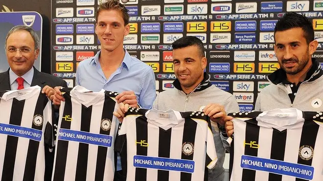Udine, 26 ottobre 2013. Serie A 2013/2014. Stadio Friuli Udinese Nella foto la presentazione dello sponsor per la partita contro la Roma che sarà "Micheal Nino Imbianchino", primo vincitore dell'iniziativa "Diventa sponsor di una squadra di serie A" Copyright Foto Petrussi / Ferraro Simone
