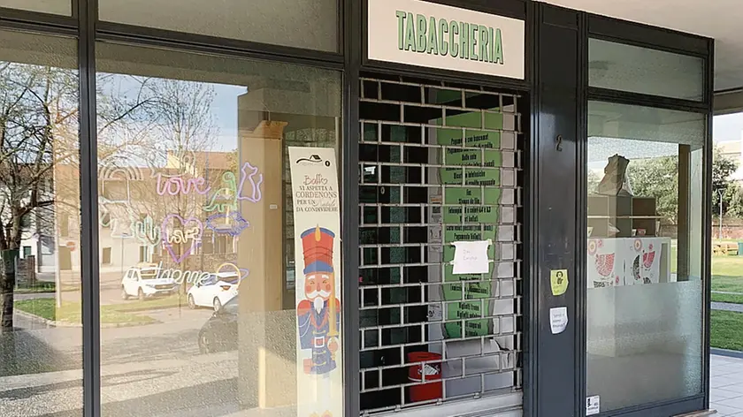 La tabaccheria Scian a Cordenons: è rimasta chiusa dopo l’intrusione, già sabato riapre i battenti