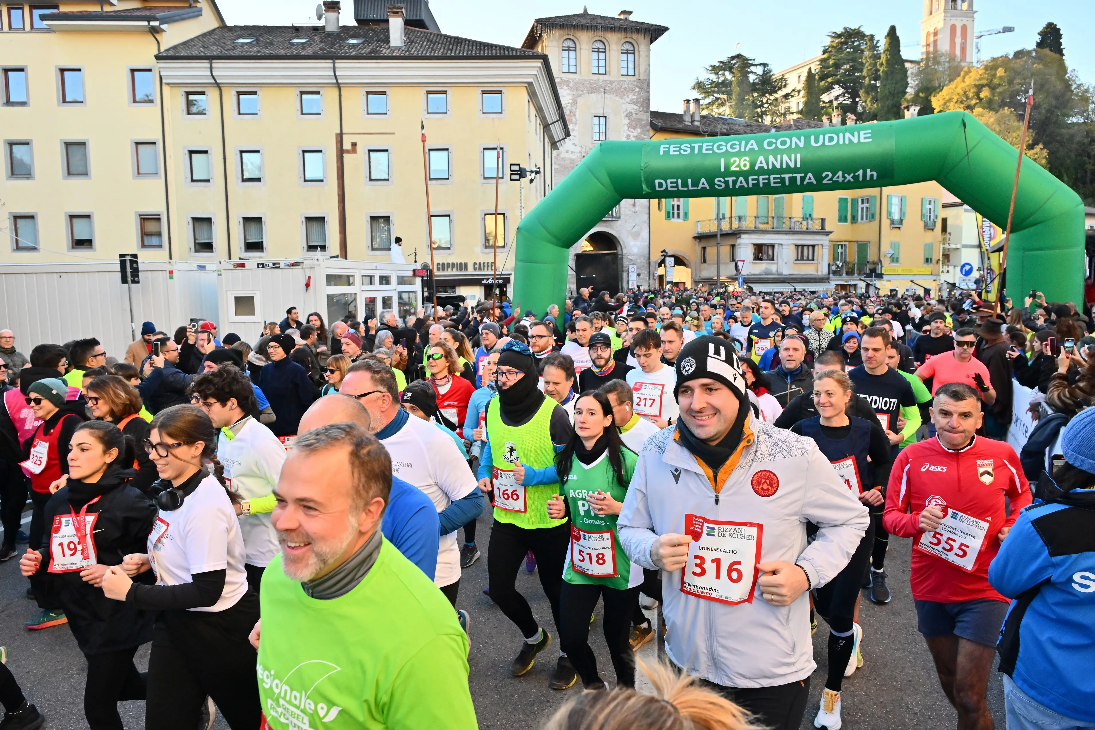 La 26esima edizione della Staffetta Telethon ha visto Udine animata da 870 squadre, per un totale di oltre 22mila partecipanti, tra cui 1.500 studenti. L'evento, che si è svolto dal 30 novembre al 1 dicembre, ha battuto un nuovo record di solidarietà, con la speranza di superare i 320mila euro di donazioni per la ricerca sulle malattie genetiche rare. Molti sportivi, tra cui il campione paralimpico Antonio Fantin, hanno preso parte all'iniziativa, insieme a tanti altri volontari e partecipanti, che hanno corso su un percorso di 1.920 metri nel cuore della città. Un grande successo, che ha coinvolto anche diverse associazioni e realtà locali. Foto Petrussi
