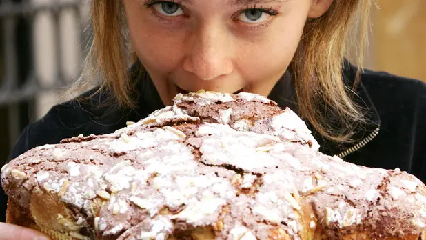 20050310 - ROMA - ECO - PREZZI: COLOMBA PASQUA SPICCA VOLO, AUMENTI FINO AL 50%/ANSA NUOVO OSSERVATORIO MINISTERO, RINCARI ANCHE PER UOVA CIOCCOLATO - Una ragazza addenta con soddisfazione una colomba pasquale. Spicca il volo la colomba pasquale. I prezzi del piu' classico dei dolci di Pasqua registrano in vista del banchetto di domenica 27 marzo un balzo esattamente del 50%. Dall'11 aprile dello scorso anno (giorno di Pasqua nel 2004) ad oggi il prezzo medio delle colombe confezionate in vendita nei magazzini della grande distribuzione organizzata passa infatti da 3,42 euro a 5,13 euro. ETTORE FERRARI/ANSA/DEF