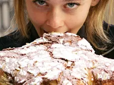 20050310 - ROMA - ECO - PREZZI: COLOMBA PASQUA SPICCA VOLO, AUMENTI FINO AL 50%/ANSA NUOVO OSSERVATORIO MINISTERO, RINCARI ANCHE PER UOVA CIOCCOLATO - Una ragazza addenta con soddisfazione una colomba pasquale. Spicca il volo la colomba pasquale. I prezzi del piu' classico dei dolci di Pasqua registrano in vista del banchetto di domenica 27 marzo un balzo esattamente del 50%. Dall'11 aprile dello scorso anno (giorno di Pasqua nel 2004) ad oggi il prezzo medio delle colombe confezionate in vendita nei magazzini della grande distribuzione organizzata passa infatti da 3,42 euro a 5,13 euro. ETTORE FERRARI/ANSA/DEF