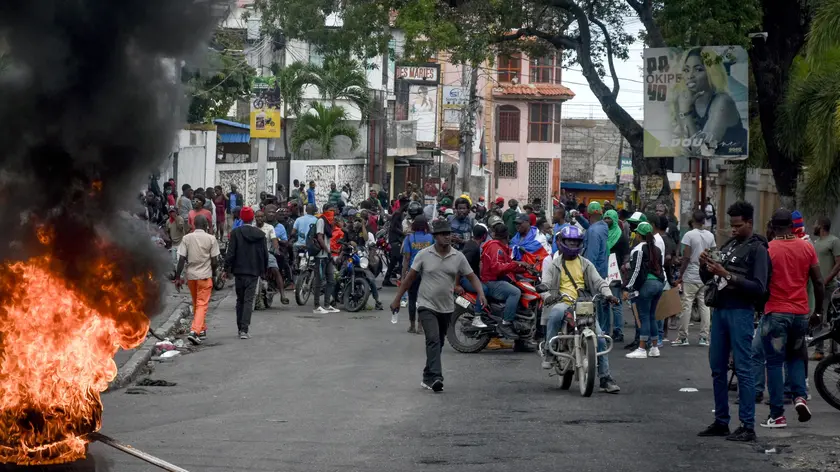 epa11135298 People participate in a large anti-government protest in Port-au-Prince, Haiti, 07 February 2024. The protests carried out by thousands of Haitians to demand the departure of the government of Prime Minister Ariel Henry are gaining in violence, and they have left one dead and several injured in various cities where looting, acts of vandalism and fires have been recorded. The tension in the mobilizations was expected, as the date on which Henry was supposed to leave power has passed under an agreement signed in December 2022 with opposition parties, representatives of civil society and the approval of the international community. EPA/Siffroy Clarens