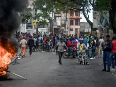epa11135298 People participate in a large anti-government protest in Port-au-Prince, Haiti, 07 February 2024. The protests carried out by thousands of Haitians to demand the departure of the government of Prime Minister Ariel Henry are gaining in violence, and they have left one dead and several injured in various cities where looting, acts of vandalism and fires have been recorded. The tension in the mobilizations was expected, as the date on which Henry was supposed to leave power has passed under an agreement signed in December 2022 with opposition parties, representatives of civil society and the approval of the international community. EPA/Siffroy Clarens