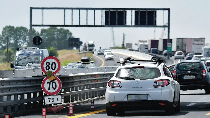 18 luglio 2017.Autovie Venete .Autostrada A4, cantieri terza corsia, conci, cartelloni stradali, cantiere sul Tagliamento, caselli autostradali, turismo, avvisi vs furti e abbandono animali, Alvisopoli..Copyright Foto Petrussi / Ferraro Simone
