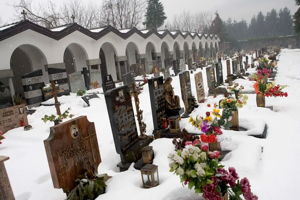 20090210 - ROMA -CLJ- ELUANA: CURATRICE, NON CI SARA' FUNERALE MA SOLO BENEDIZIONE - Il cimitero nel paesino di Paluzza (Udine) dove verrà sepolta Eluana accanto al nonno Giobatta. Non ci sarà alcun funerale per Eluana Englaro ma solo una benedizione al cimitero. Lo ha detto la curatrice speciale Franca Alessio, spiegando che la volontà di papà Beppino è quella di far cremare la figlia e, prima della sepoltura nel cimitero del paese di cui è originario, di farla benedire. Una funzione molto semplice in forma privatissima solo con i parenti e gli amici più cari.ANSA/ANDREA SOLERO/ COC