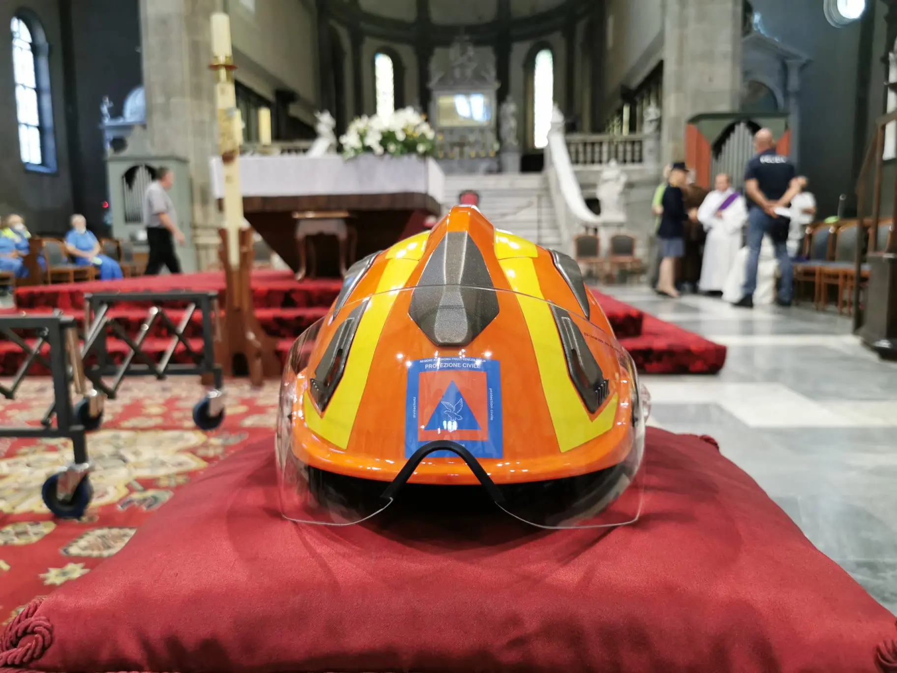 Sono stati celebrati nel duomo di Cividale i funerali di Elena Lo Duca, 56 anni, coordinatrice della Protezione civile di Prepotto, morta travolta da un albero lo scorso 22 luglio mentre era impegnata in un sopralluogo in un’area boschiva interessata da un incendio proprio nella zona di Prepotto. Presenti alle esequie di Lo Duca, assistente capo della polizia al commissariato di Cividale, anche il vicecapo del Dipartimento della Protezione civile nazionale, Immacolata Postiglione, il vicecapo della Polizia, Vittorio Rizzi, il presidente della Regione, Massimiliano Fedriga, il suo vice Riccardi e una folta delegazione di sindaci friulani, i questori delle quattro province, il prefetto di Udine Marchesiello e tanti volontari della Pc. Il feretro, accolto all’ingresso del duomo dal picchetto della Protezione civile e della Polizia e da un lungo applauso.
