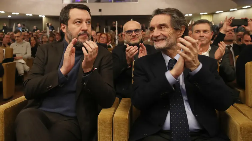 Matteo Salvini e Attilio Fontana durante la chiusura della campagna elettorale della Lega Nord per le elezioni regionali, Brescia, 10 febbraio 2023. ANSA/FILIPPO VENEZIA