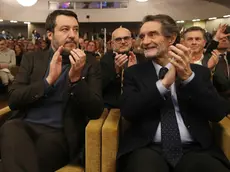 Matteo Salvini e Attilio Fontana durante la chiusura della campagna elettorale della Lega Nord per le elezioni regionali, Brescia, 10 febbraio 2023. ANSA/FILIPPO VENEZIA