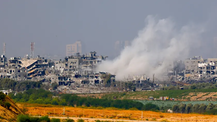 epa10949999 A view of destroyed buildings as smoke billows from the northern part of the Gaza Strip as a result of Israeli shelling, as seen from Sderot, southern Israel, 31 October 2023. Over the last day Israeli forces struck approximately 300 targets as part of its 'expanded ground operations' in the Gaza Strip, the Israel Defense Forces (IDF) said on 31 October. More than 8,000 Palestinians and at least 1,400 Israelis have been killed, according to the IDF and the Palestinian health authority, since Hamas militants launched an attack against Israel from the Gaza Strip on 07 October, and the Israeli operations in Gaza and the West Bank which followed it. EPA/HANNIBAL HANSCHKE