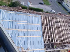 I vigili del fuoco al lavoro sul tetto della palazzina di Stradone Zuino a Torviscosa: ecco la parte della coperture realizzata