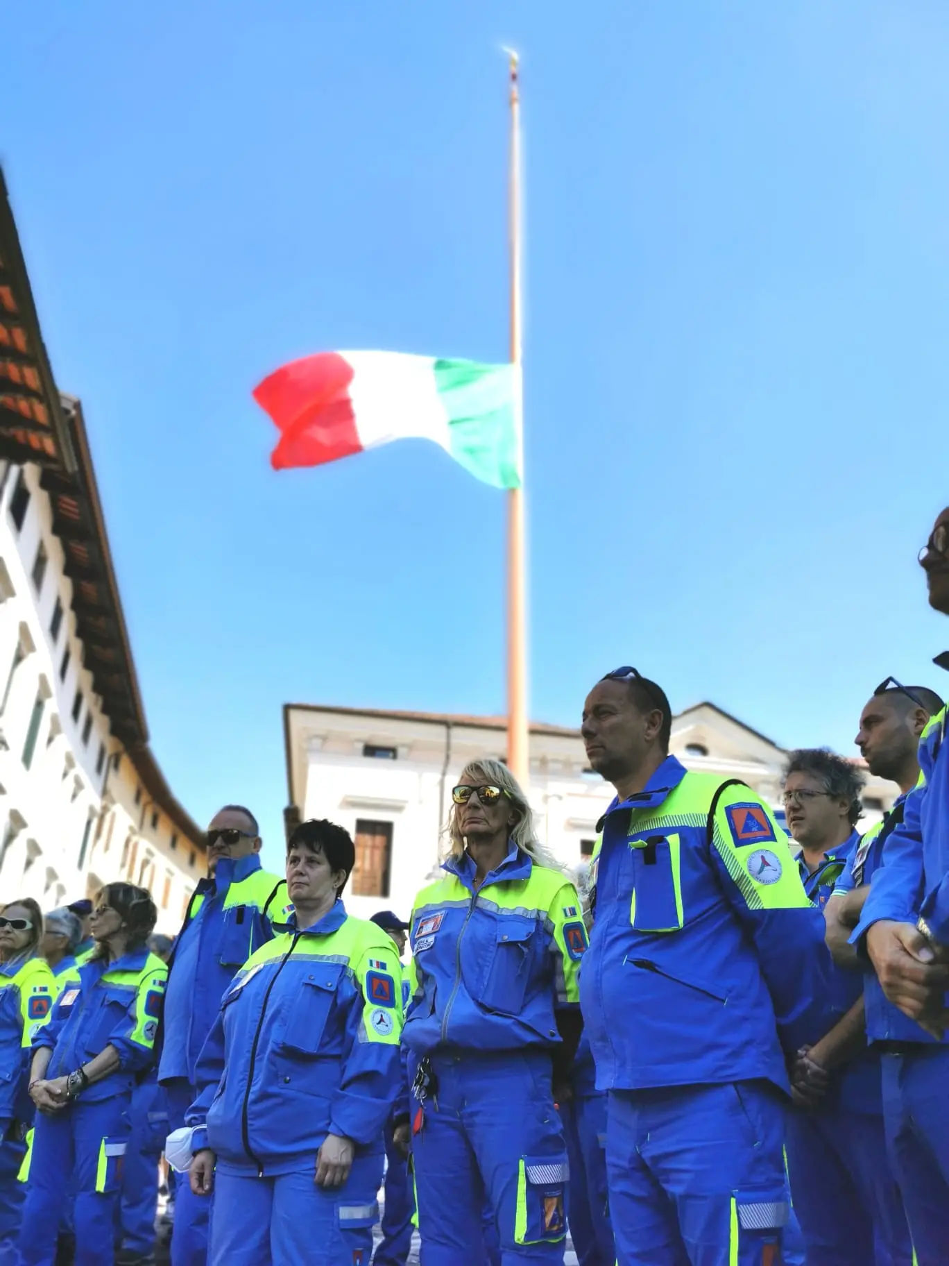 Sono stati celebrati nel duomo di Cividale i funerali di Elena Lo Duca, 56 anni, coordinatrice della Protezione civile di Prepotto, morta travolta da un albero lo scorso 22 luglio mentre era impegnata in un sopralluogo in un’area boschiva interessata da un incendio proprio nella zona di Prepotto. Presenti alle esequie di Lo Duca, assistente capo della polizia al commissariato di Cividale, anche il vicecapo del Dipartimento della Protezione civile nazionale, Immacolata Postiglione, il vicecapo della Polizia, Vittorio Rizzi, il presidente della Regione, Massimiliano Fedriga, il suo vice Riccardi e una folta delegazione di sindaci friulani, i questori delle quattro province, il prefetto di Udine Marchesiello e tanti volontari della Pc. Il feretro, accolto all’ingresso del duomo dal picchetto della Protezione civile e della Polizia e da un lungo applauso.