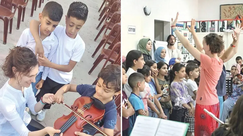 Sara Tosolini insegna a suonare il violino, a destra con i "suoi" ragazzi