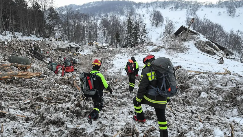 Vigili del Fuoco intorno alle macerie dell'Hotel Rigopiano, nel giorno in cui è stata completata l'estrazione di tutte le 29 vittime della valanga del 18 gennaio, 26 gennaio 2017. ANSA/ ALESSANDRO DI MEO