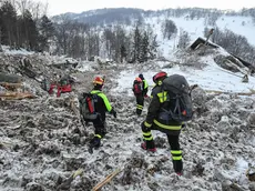 Vigili del Fuoco intorno alle macerie dell'Hotel Rigopiano, nel giorno in cui è stata completata l'estrazione di tutte le 29 vittime della valanga del 18 gennaio, 26 gennaio 2017. ANSA/ ALESSANDRO DI MEO