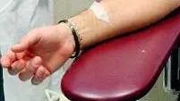 20070401 - CRO - ROMA - MEDICINA:TROVATI ENZIMI PER CREARE SANGUE ZERO UNIVERSALE - (EMBARGO FINO ALLE ORE 19 DI OGGI 1 APRILE) - Un'immagine d'archivio del 2005, relativa a sangue e trasfusioni. Scoperti in due batteri gli enzimi capaci di convertire il sangue dei gruppi A, B, AB in gruppo ..zero, ovvero quello dei cosiddetti donatori universali perche' utilizzabile per le trasfusioni su soggetti di qualsiasi altro gruppo sanguigno. VIRGINIA FARNETI / ARCHIVIO-ANSA/BGG..