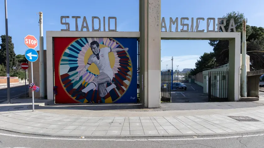 Il Murales dedicato a Gigi Riva, all'esterno dello stadio Amsicora di Cagliari Cagliari 23 gennaio 2024 ANSA/Fabio Murru