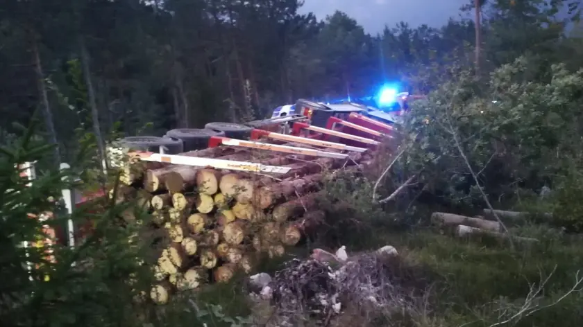 Il camion che si è ribaltato a Socchieve