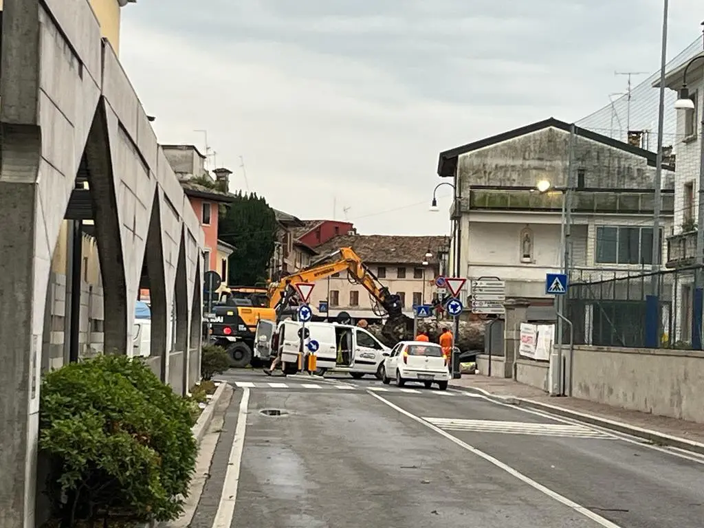 Ingentissimi i danni riportati da Latisana e a Latisanotta. A fare un primo bilancio è sindaco Lanfranco Sette che ha così commentato il maltempo che nella notte tra mercoledì e giovedì si è abbattuto sulla Bassa colpendo in particolar modo la zona di Latisana. Al momento, come riporta il primo cittadino, Via Roma e Via Gaspari si presentano con molti alberi divelti dal parco Gaspari. La situazione peggiore si registra però in via Trieste dove numerose abitazioni sono state scoperchiate e si sono riempite d’acqua. In un caso un tetto è letteralmente volato via planando su alcune auto parcheggiate. La protezione civile è al lavoro con i vigili del fuoco e verranno utilizzati anche i macchinari del Comune per rimuovere i detriti e gli alberi”. Il sindaco raccomanda di evitare, per ora le arterie principali della città. Qui la situazione aggiornata
