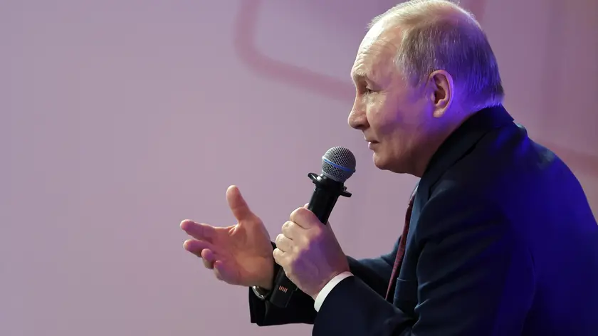 epa11410756 Russian President Vladimir Putin attends a meeting with participants of the 'Time of Heroes' project that will virtually help veterans of the special military operation to become government administrators, at the Senezh Management Lab in Solnechnogorsk, outside Moscow, Russia, 14 June 2024. EPA/ALEXANDER KAZAKOV/SPUTNIK/KREMLIN POOL MANDATORY CREDIT