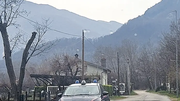 I carabinieri mentre si allontanano dal luogo dell’incidente a Gemona (foto Petrussi)